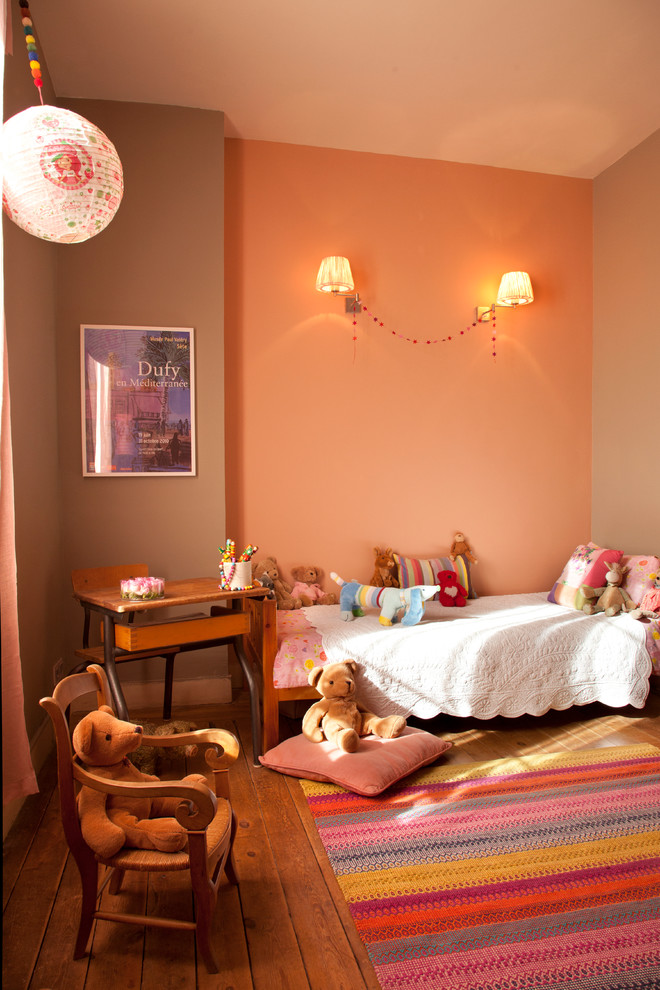 Diseño de dormitorio clásico renovado con parades naranjas