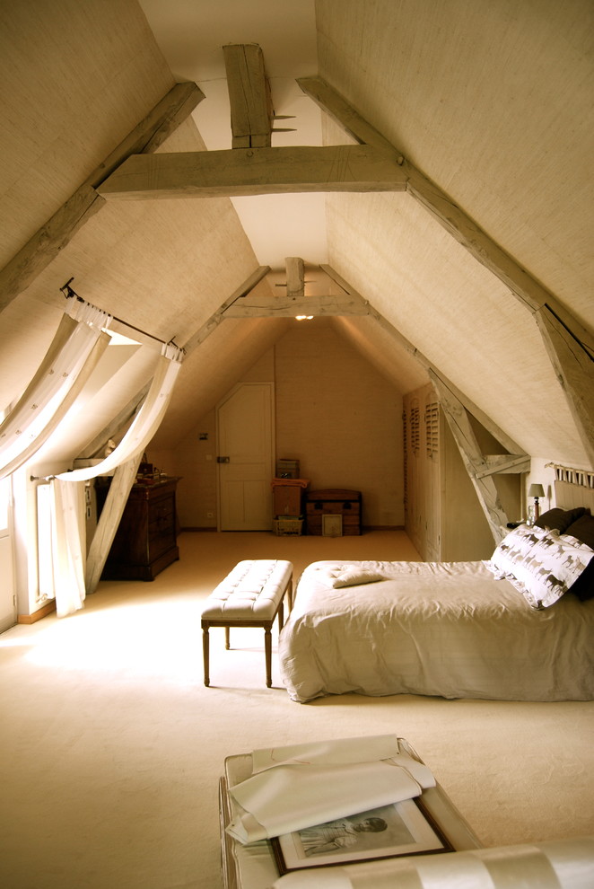 Großes Landhausstil Schlafzimmer im Dachboden ohne Kamin mit beiger Wandfarbe und Teppichboden in Paris