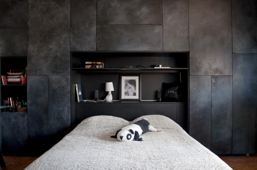 Immagine di una camera matrimoniale moderna di medie dimensioni con pareti nere e pavimento in legno massello medio
