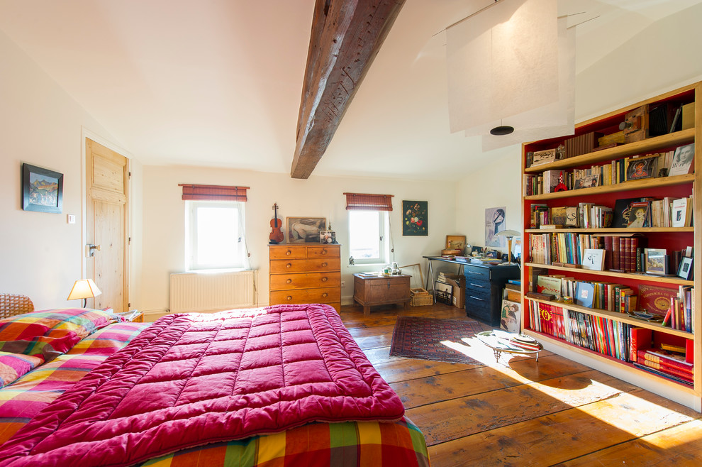 Landhausstil Hauptschlafzimmer mit beiger Wandfarbe und dunklem Holzboden in Lyon