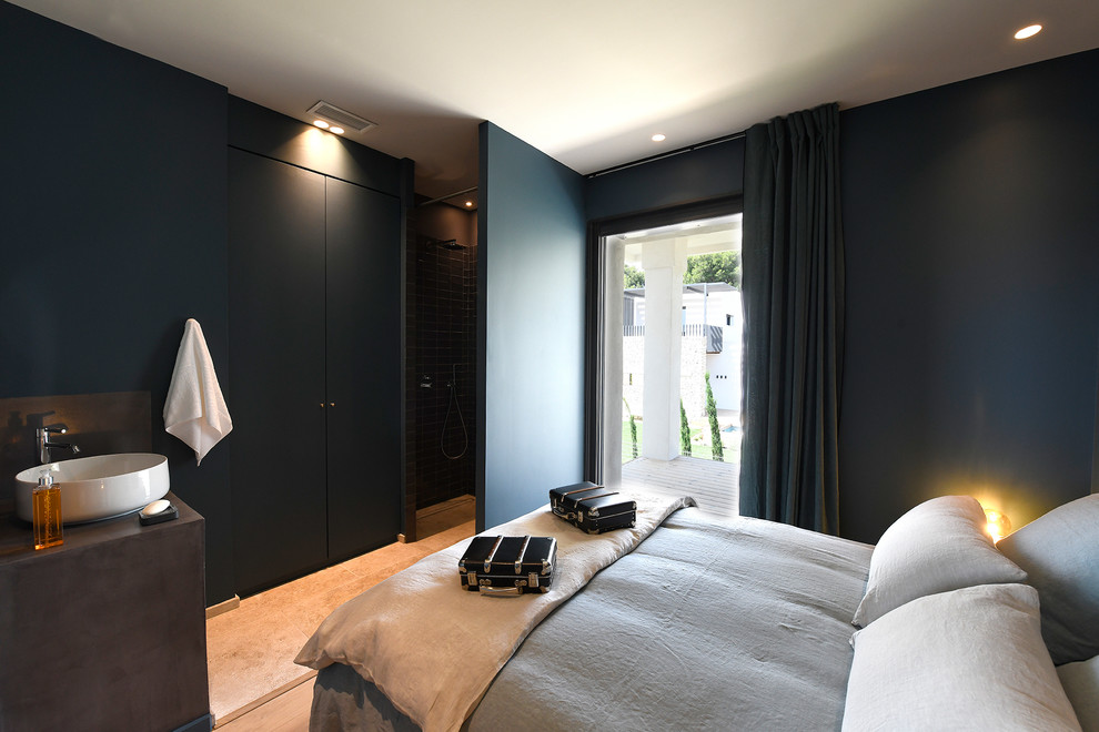 Foto di una camera da letto mediterranea di medie dimensioni con pareti beige e parquet chiaro
