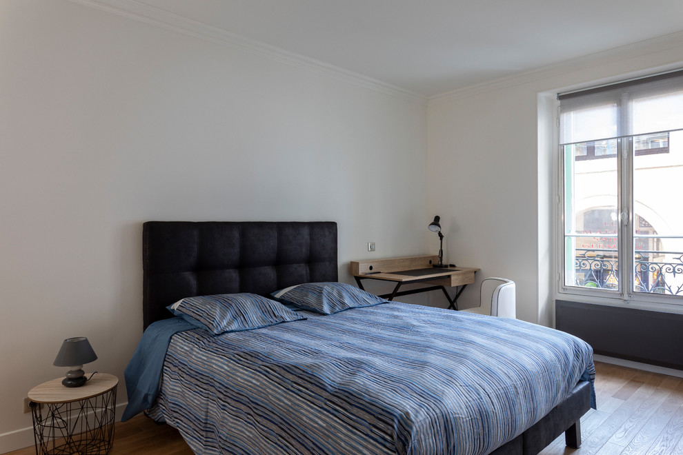 Mittelgroßes Modernes Hauptschlafzimmer ohne Kamin mit weißer Wandfarbe, hellem Holzboden und beigem Boden in Sonstige