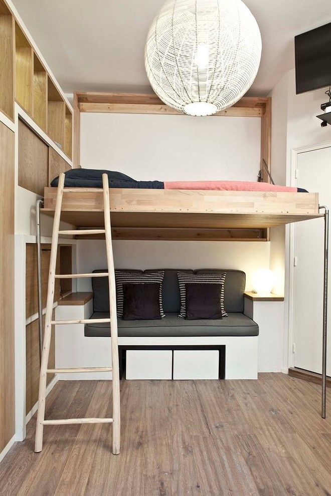 Idées déco pour une petite chambre contemporaine avec un mur blanc, un sol en bois brun et aucune cheminée.