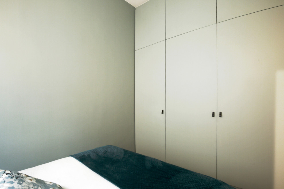 Shabby-Look Schlafzimmer mit dunklem Holzboden in Paris