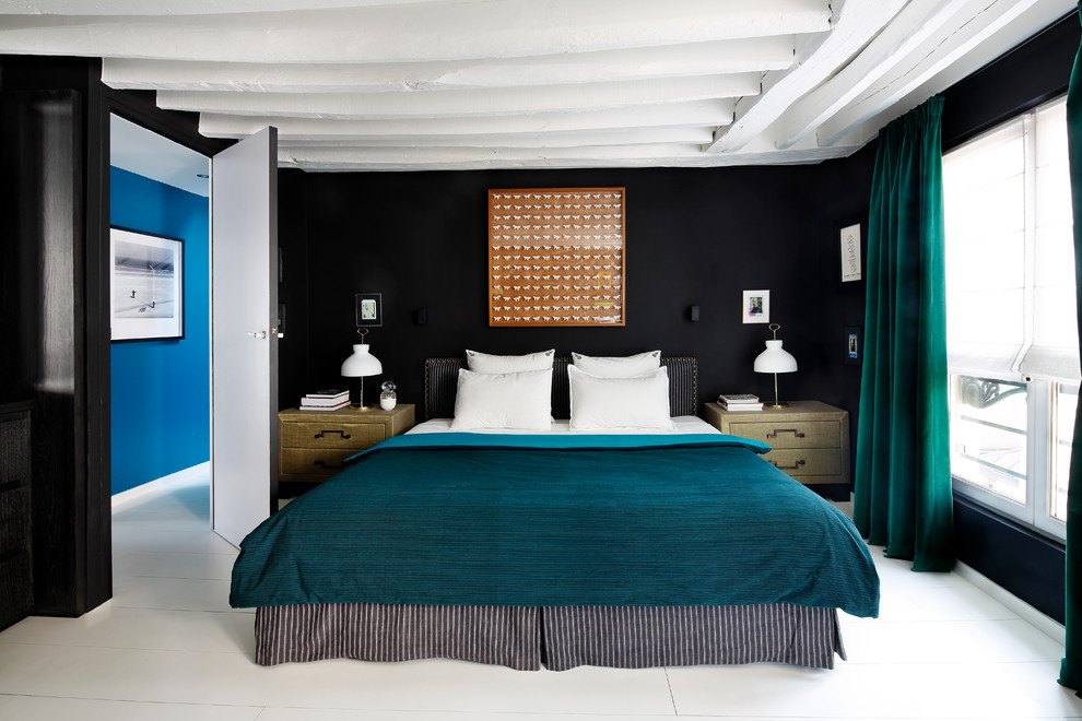 Diseño de dormitorio contemporáneo con paredes negras y suelo de madera pintada