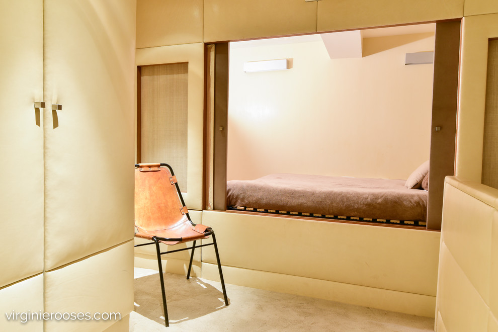 Immagine di una piccola camera matrimoniale contemporanea con pareti beige