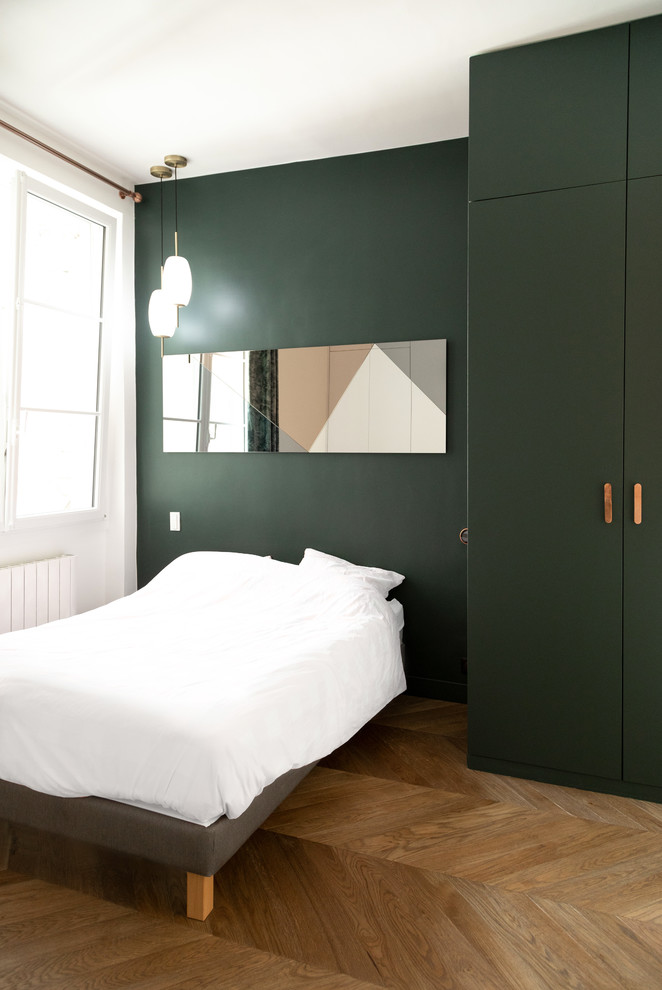 Идея дизайна: хозяйская спальня среднего размера в стиле модернизм с зелеными стенами, паркетным полом среднего тона и коричневым полом без камина