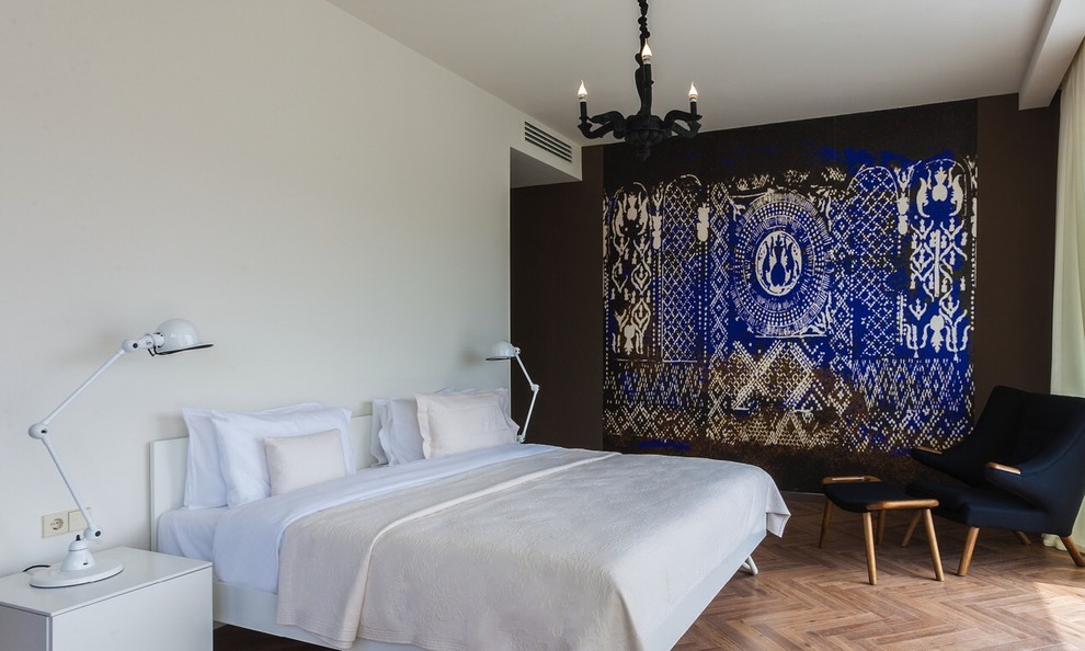 Eklektisches Schlafzimmer mit bunten Wänden und braunem Holzboden in Nancy