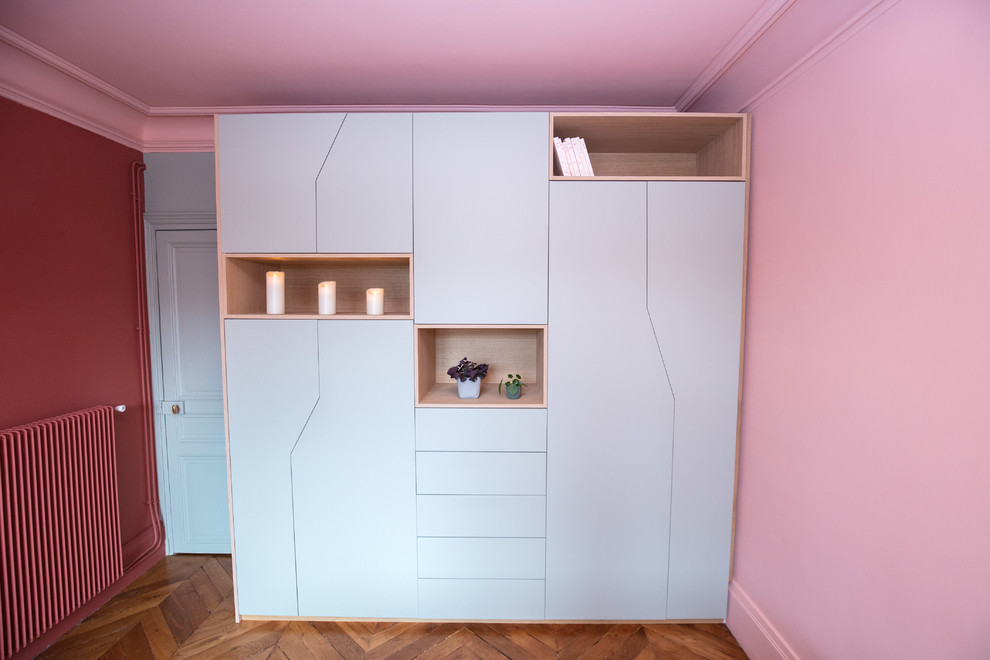 Стильный дизайн: хозяйская спальня среднего размера в современном стиле с розовыми стенами и темным паркетным полом - последний тренд