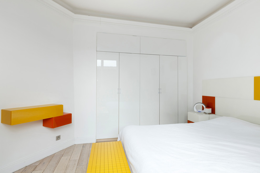 Diseño de dormitorio nórdico con paredes blancas y suelo de madera clara