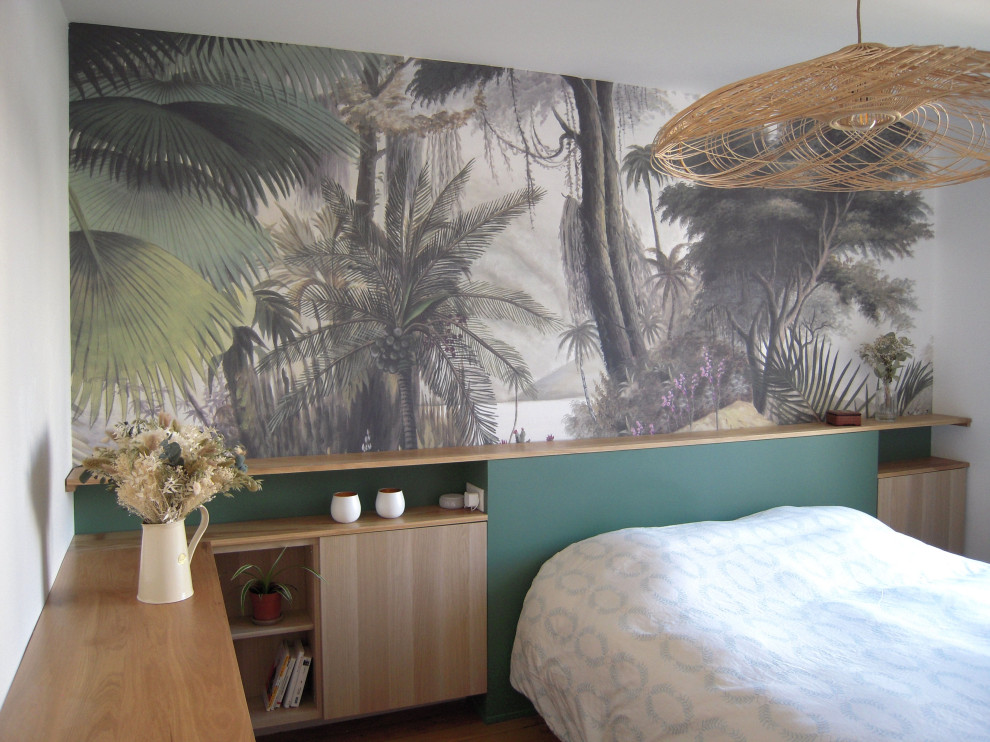 Свежая идея для дизайна: хозяйская спальня в стиле неоклассика (современная классика) с зелеными стенами, светлым паркетным полом и обоями на стенах - отличное фото интерьера