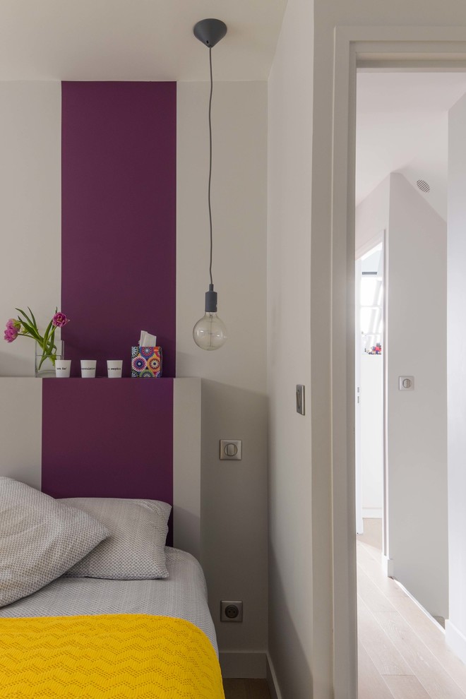 Bedroom - modern bedroom idea in Paris