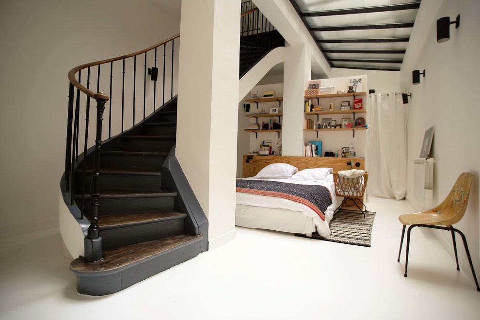Стильный дизайн: большая хозяйская спальня в стиле лофт с белыми стенами без камина - последний тренд