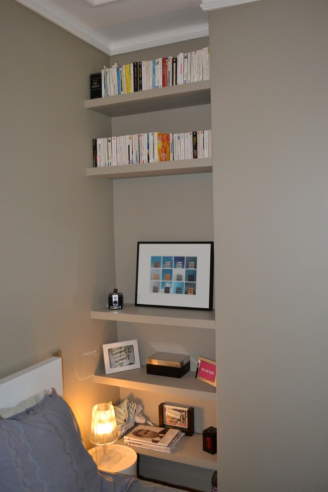 Cette image montre une petite chambre parentale design avec un mur beige.
