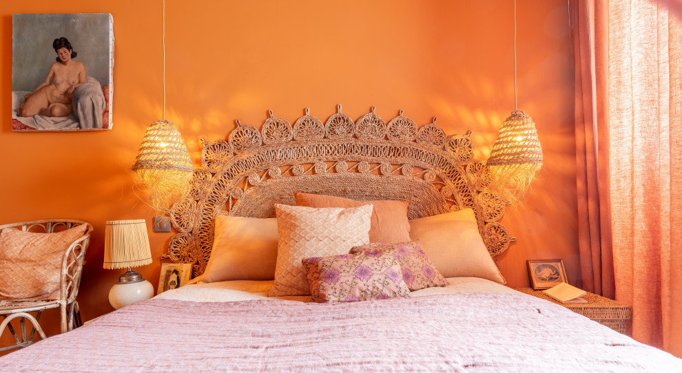 パリにある中くらいなコンテンポラリースタイルのおしゃれな主寝室 (オレンジの壁、淡色無垢フローリング、暖炉なし、ベージュの床) のレイアウト