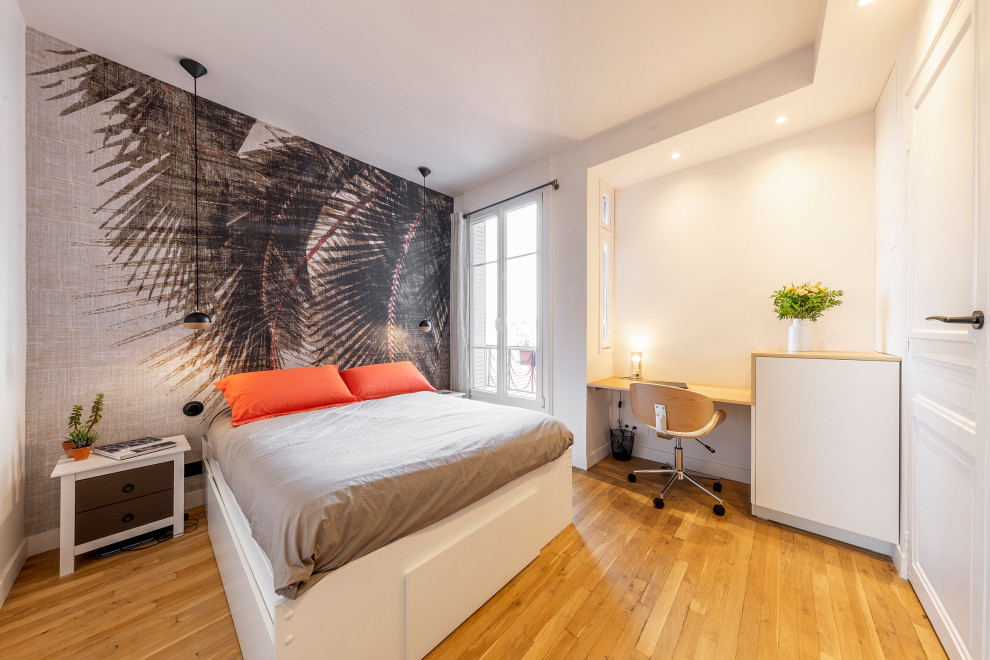 Mittelgroßes Modernes Hauptschlafzimmer ohne Kamin mit hellem Holzboden, beigem Boden und weißer Wandfarbe in Paris