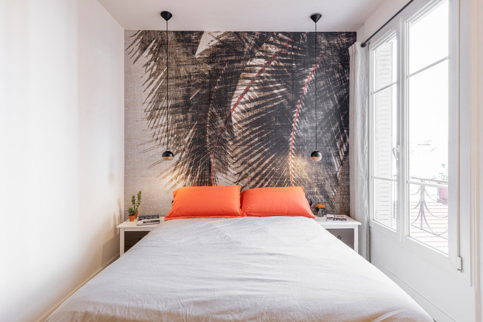 Mittelgroßes Modernes Hauptschlafzimmer ohne Kamin mit beiger Wandfarbe, hellem Holzboden und beigem Boden in Paris