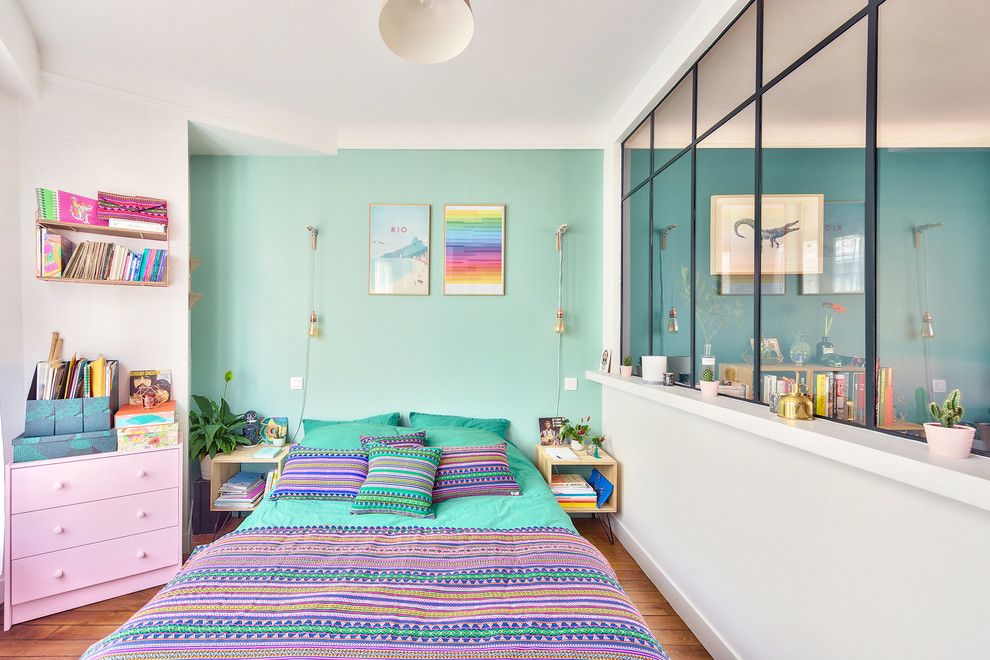 Immagine di una camera matrimoniale minimal di medie dimensioni con pareti verdi, parquet chiaro, pavimento beige e nessun camino