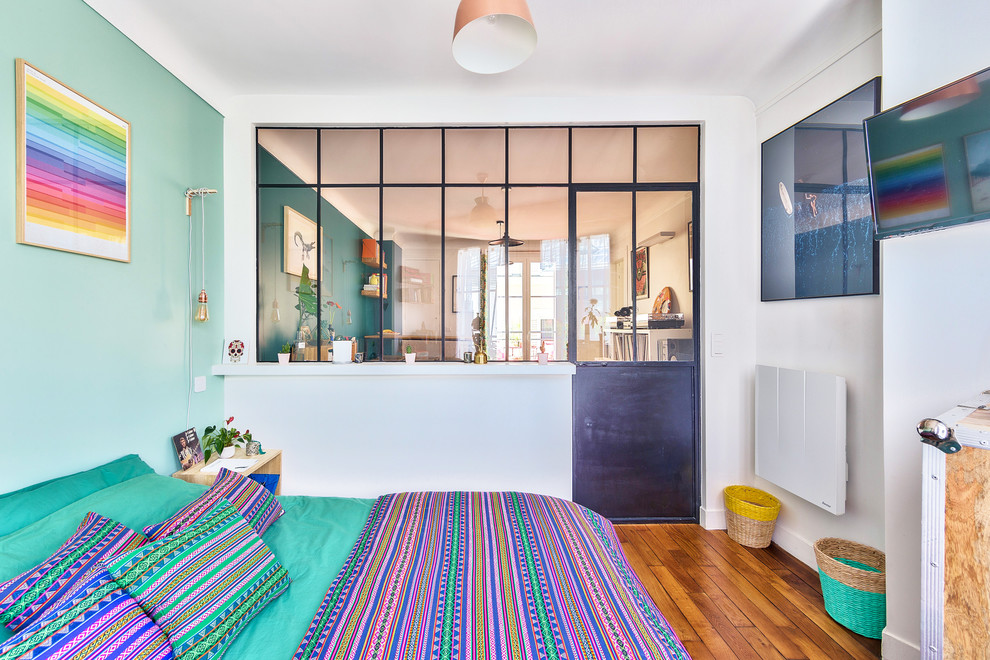 Mittelgroßes Modernes Hauptschlafzimmer ohne Kamin mit grüner Wandfarbe, beigem Boden und braunem Holzboden in Paris