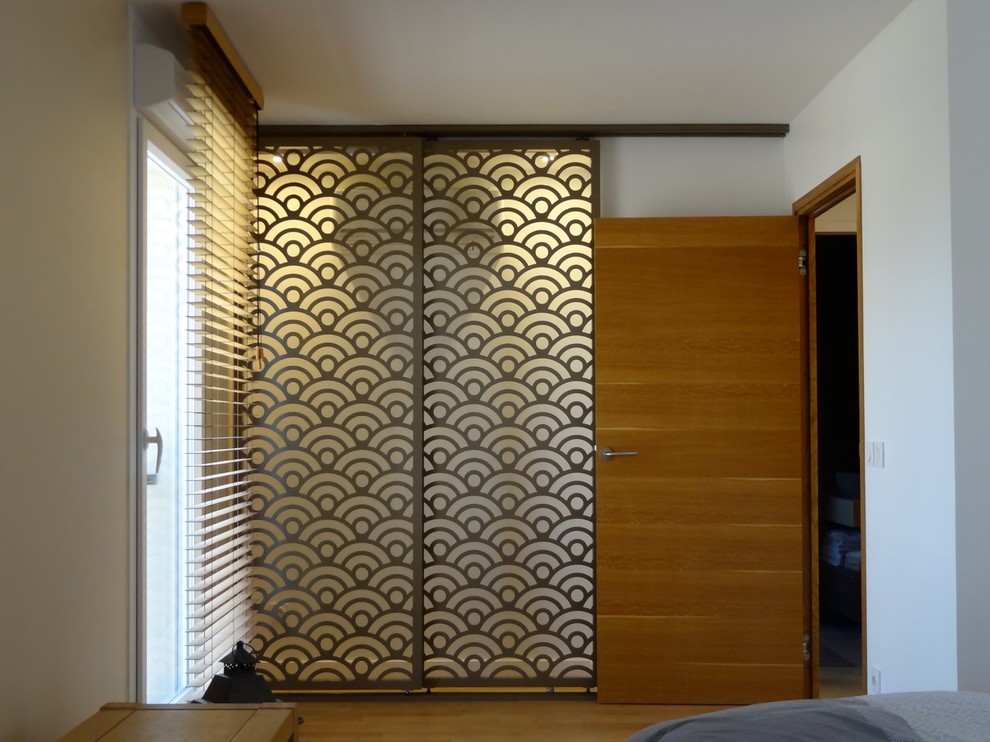 На фото: хозяйская спальня среднего размера в морском стиле с белыми стенами и светлым паркетным полом