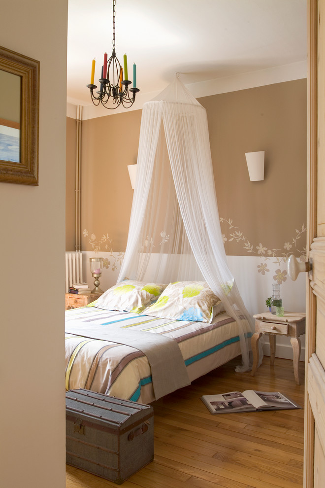 Diseño de dormitorio principal clásico de tamaño medio sin chimenea con paredes multicolor y suelo de madera en tonos medios