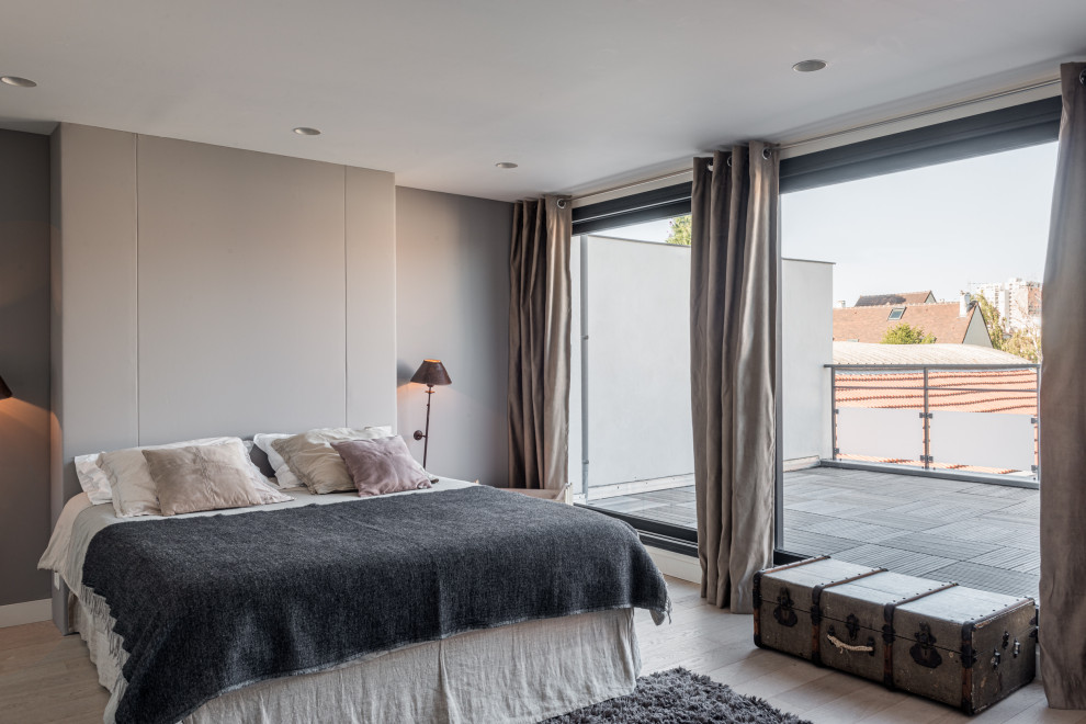 Источник вдохновения для домашнего уюта: спальня в современном стиле с серыми стенами, светлым паркетным полом и бежевым полом