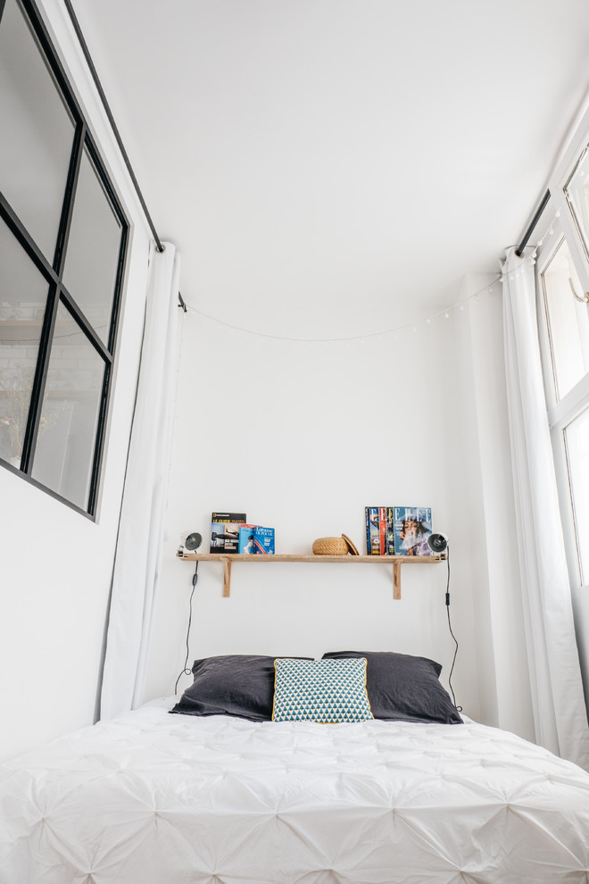 Modelo de habitación de invitados urbana pequeña con paredes blancas y suelo de madera clara