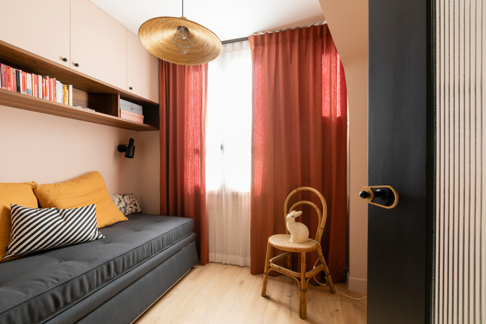 Foto de habitación de invitados contemporánea de tamaño medio con paredes rosas y suelo de madera clara