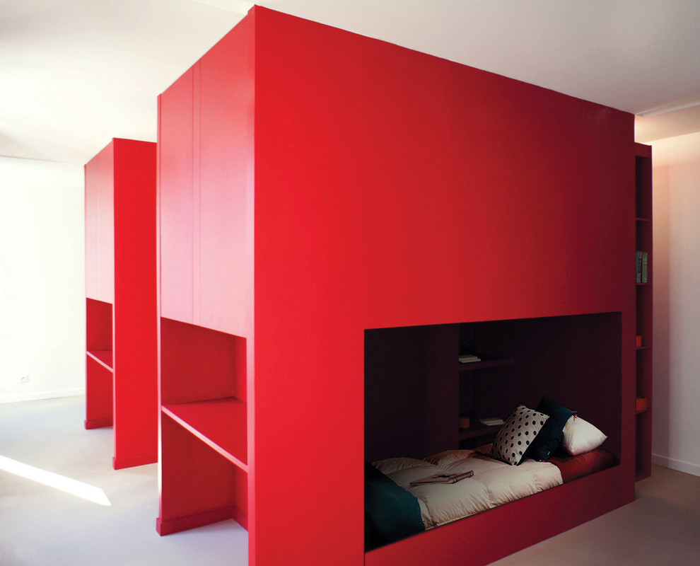 Imagen de dormitorio principal contemporáneo pequeño con paredes rojas
