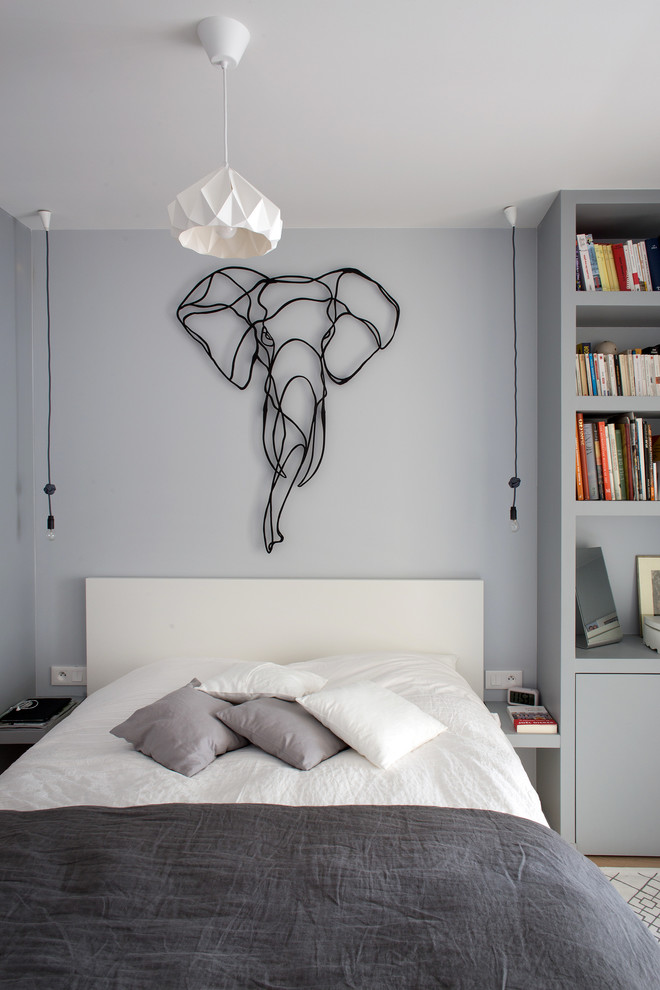 Cette image montre une chambre parentale design de taille moyenne avec un mur gris et aucune cheminée.