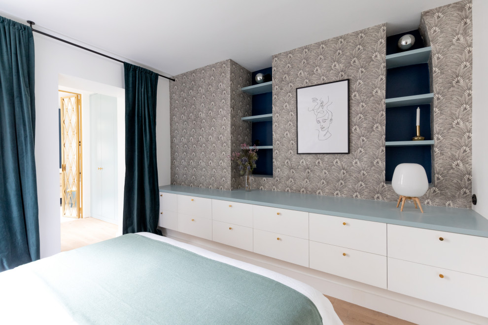 パリにある小さなコンテンポラリースタイルのおしゃれな主寝室 (白い壁、淡色無垢フローリング、暖炉なし、茶色い床)