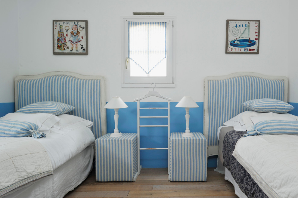Пример оригинального дизайна: гостевая спальня (комната для гостей), среднего размера в классическом стиле с синими стенами и светлым паркетным полом