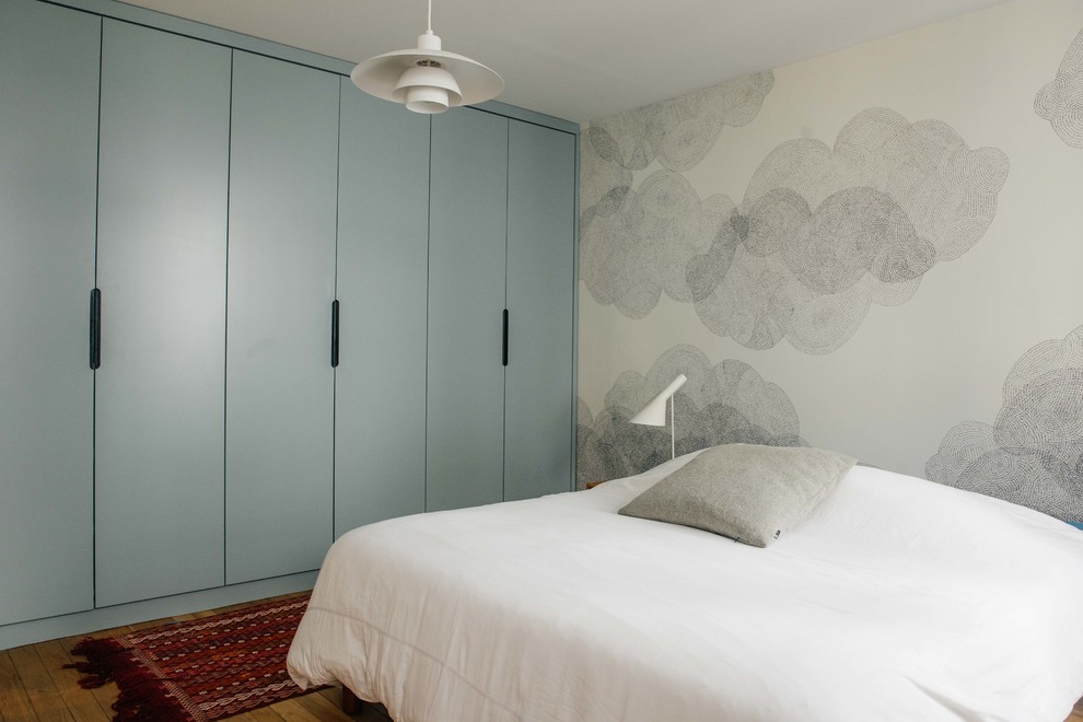 Стильный дизайн: хозяйская спальня среднего размера в современном стиле с серыми стенами, светлым паркетным полом, стандартным камином и фасадом камина из металла - последний тренд