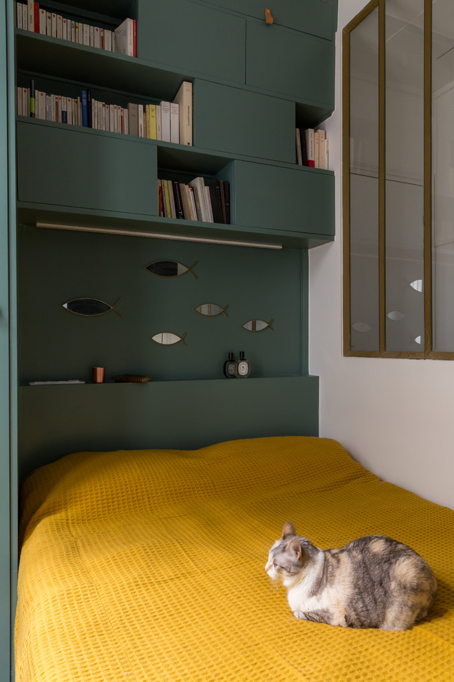 На фото: маленькая хозяйская спальня в скандинавском стиле с зелеными стенами, бетонным полом и серым полом без камина для на участке и в саду с