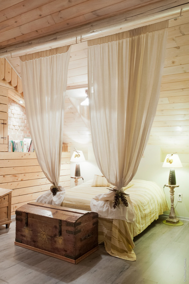 На фото: спальня в стиле рустика с зонированием шторами с