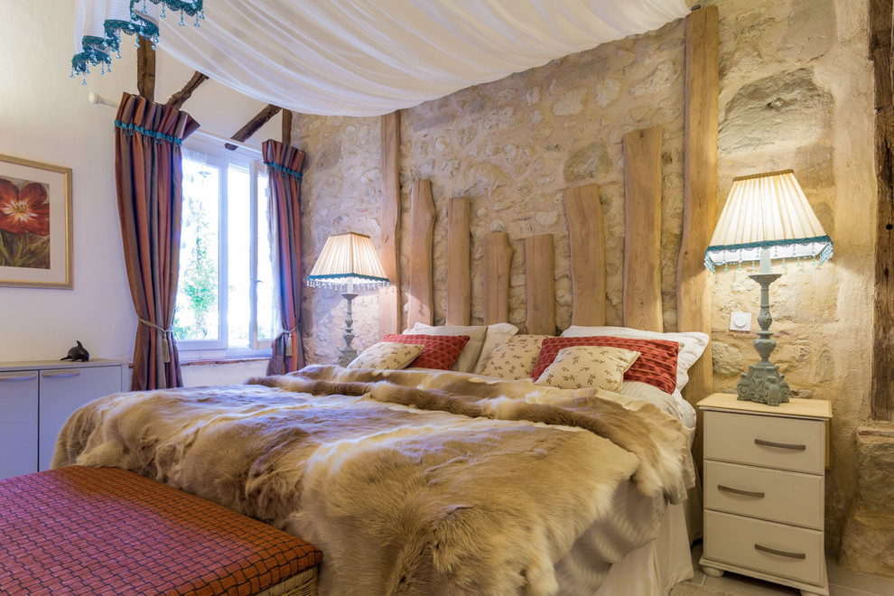 Landhausstil Schlafzimmer mit beiger Wandfarbe in Bordeaux