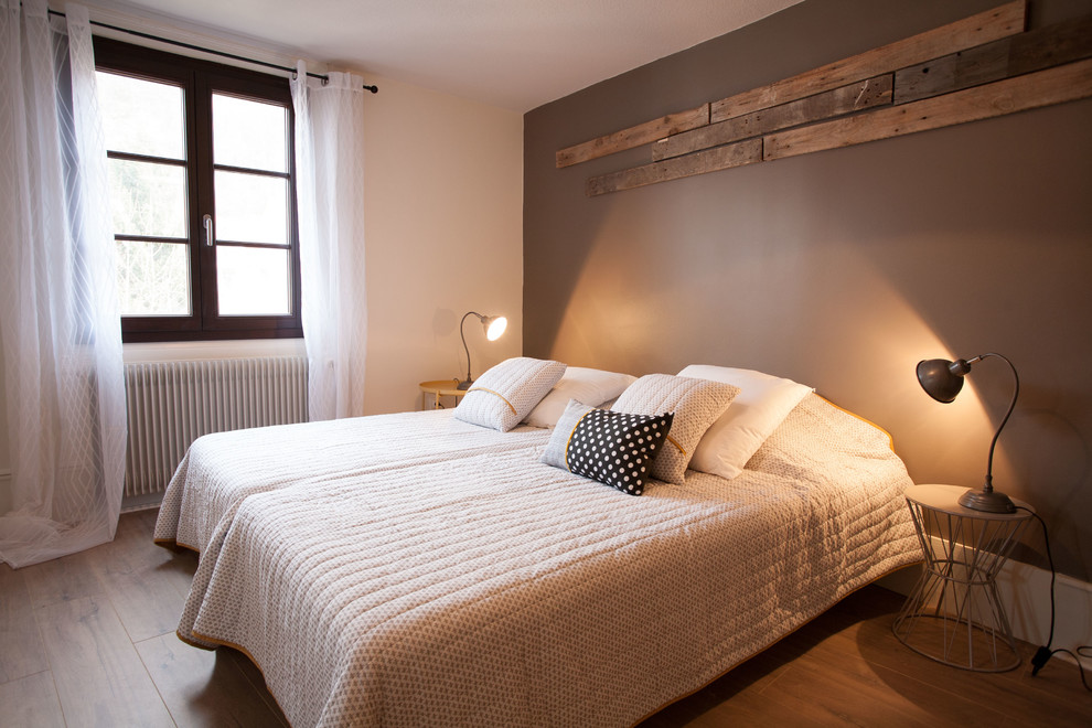 ストラスブールにある中くらいなインダストリアルスタイルのおしゃれな主寝室 (グレーの壁、淡色無垢フローリング、暖炉なし、茶色い床) のレイアウト