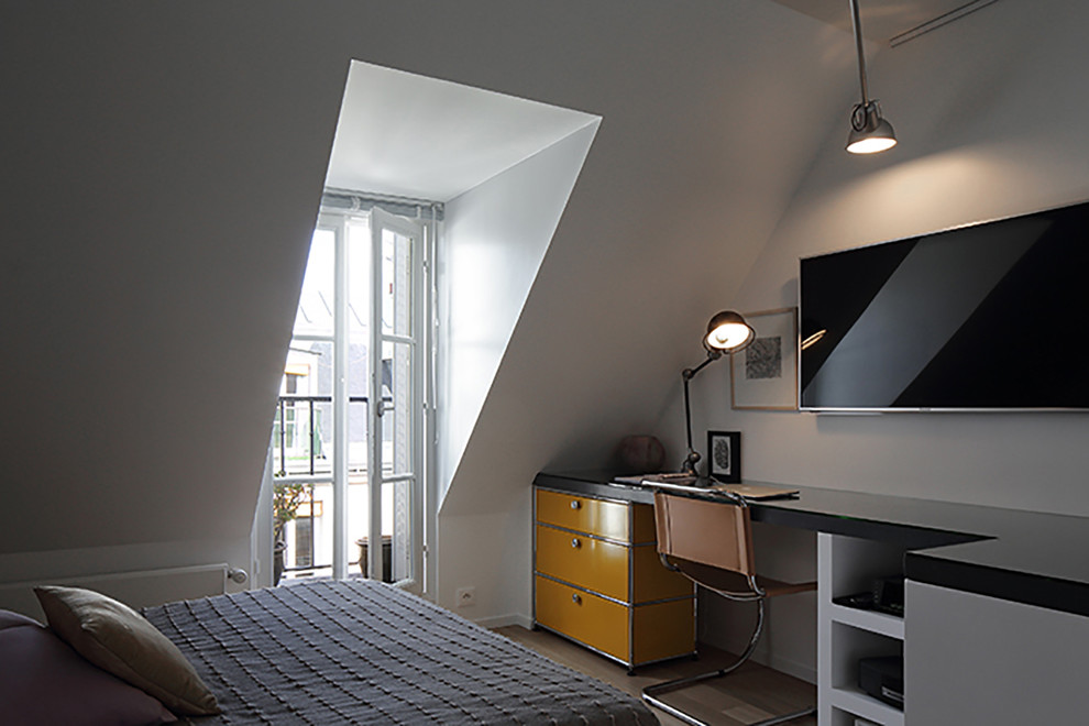 Idee per una camera da letto stile loft minimal di medie dimensioni con pareti bianche, parquet chiaro e nessun camino
