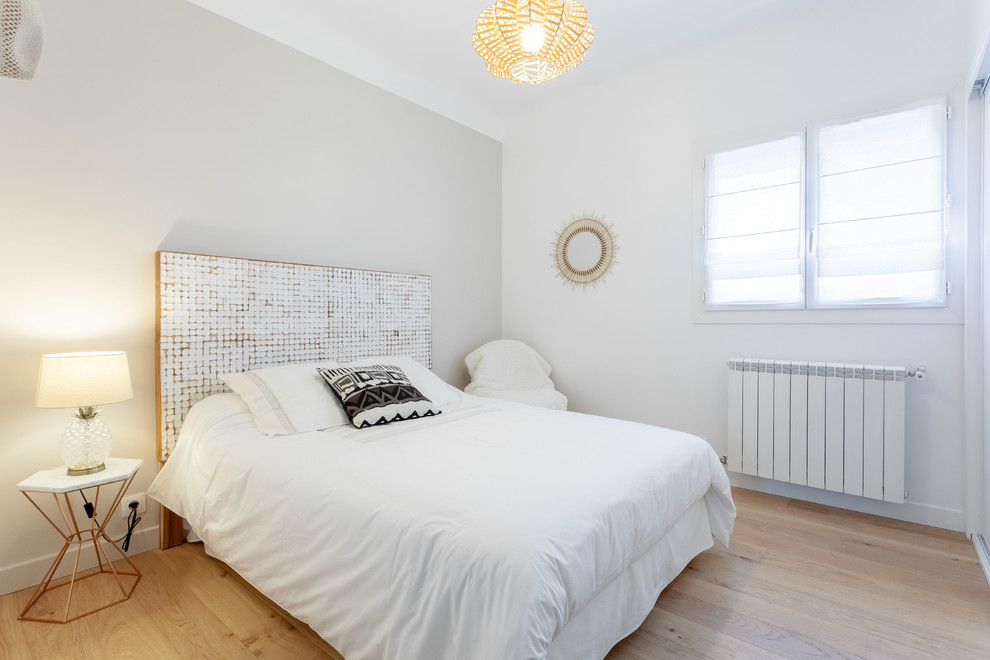 マルセイユにある北欧スタイルのおしゃれな寝室のインテリア