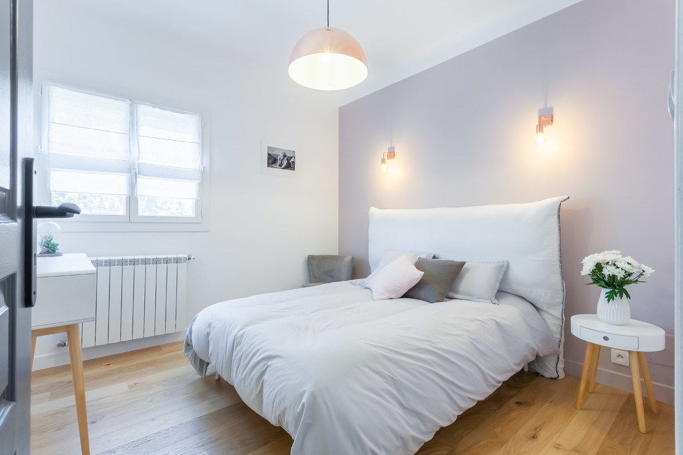 Modelo de habitación de invitados blanca y madera nórdica con paredes blancas, suelo de madera clara y suelo beige