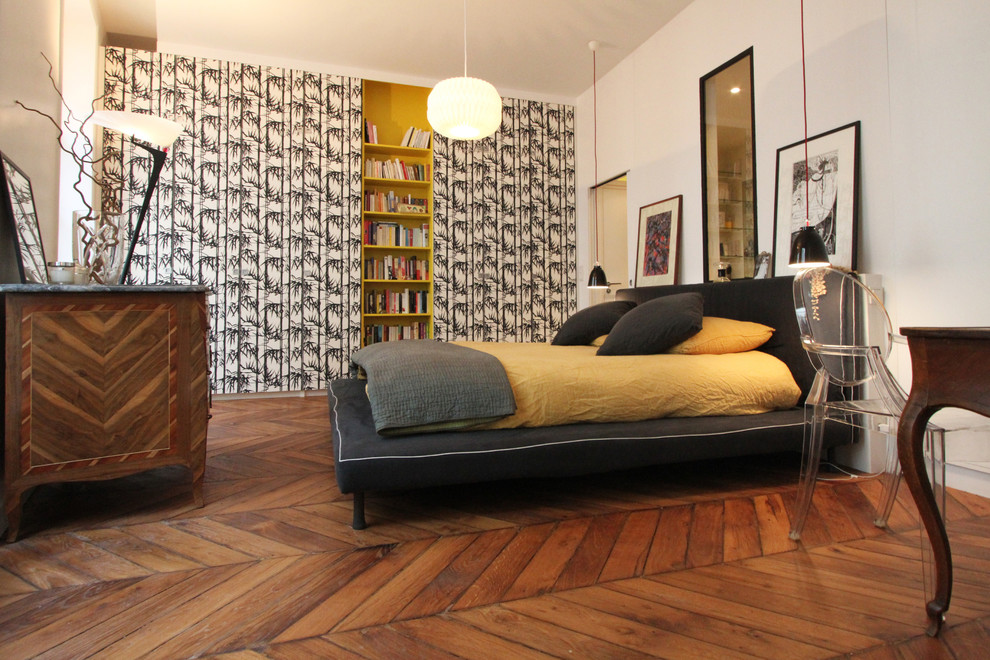 Idee per una grande camera matrimoniale design con pareti multicolore e pavimento in legno massello medio