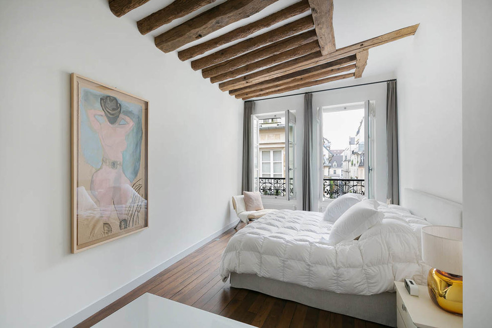 Modernes Schlafzimmer mit weißer Wandfarbe und braunem Holzboden in Paris