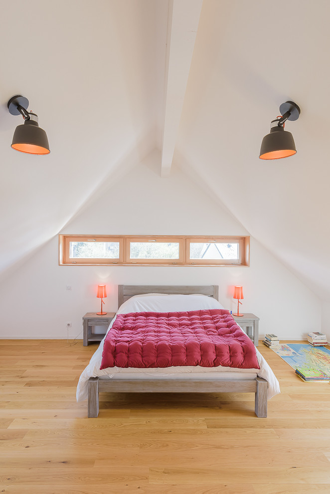 Diseño de dormitorio principal y blanco y madera escandinavo de tamaño medio sin chimenea con paredes blancas y suelo de madera clara