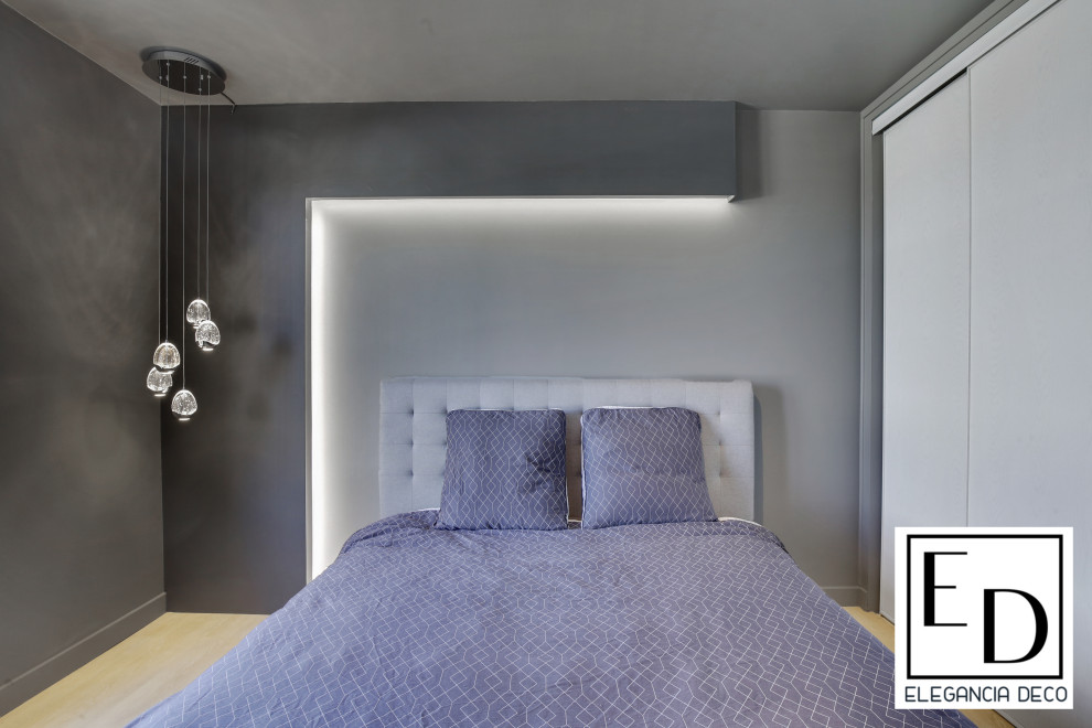 Foto di una camera da letto design di medie dimensioni con pareti grigie, pavimento in vinile e pavimento beige