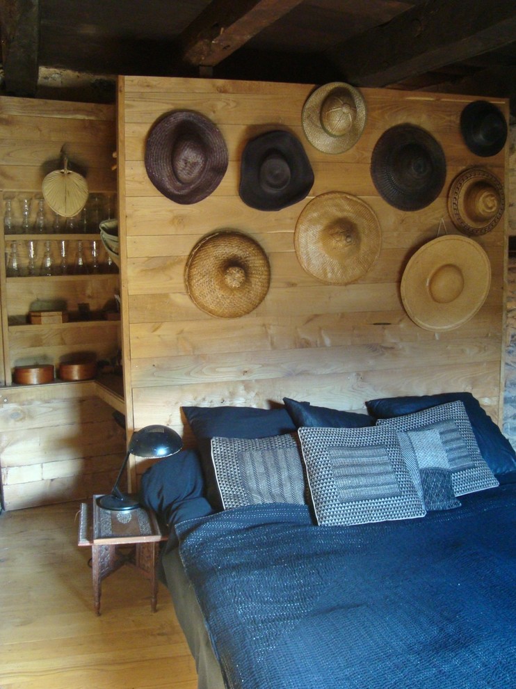 Foto på ett mellanstort lantligt gästrum, med beige väggar, ljust trägolv och beiget golv