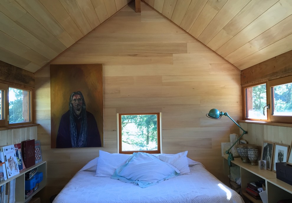 На фото: спальня среднего размера на антресоли в стиле кантри с бежевыми стенами, светлым паркетным полом и бежевым полом без камина с