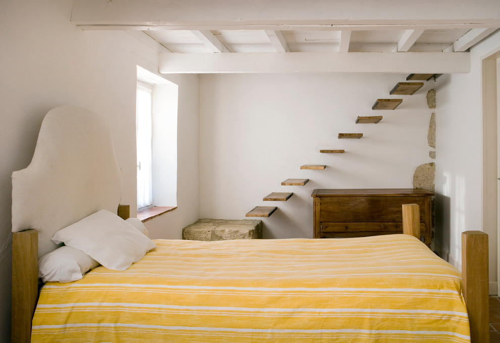 Свежая идея для дизайна: гостевая спальня среднего размера, (комната для гостей) в стиле кантри с белыми стенами - отличное фото интерьера