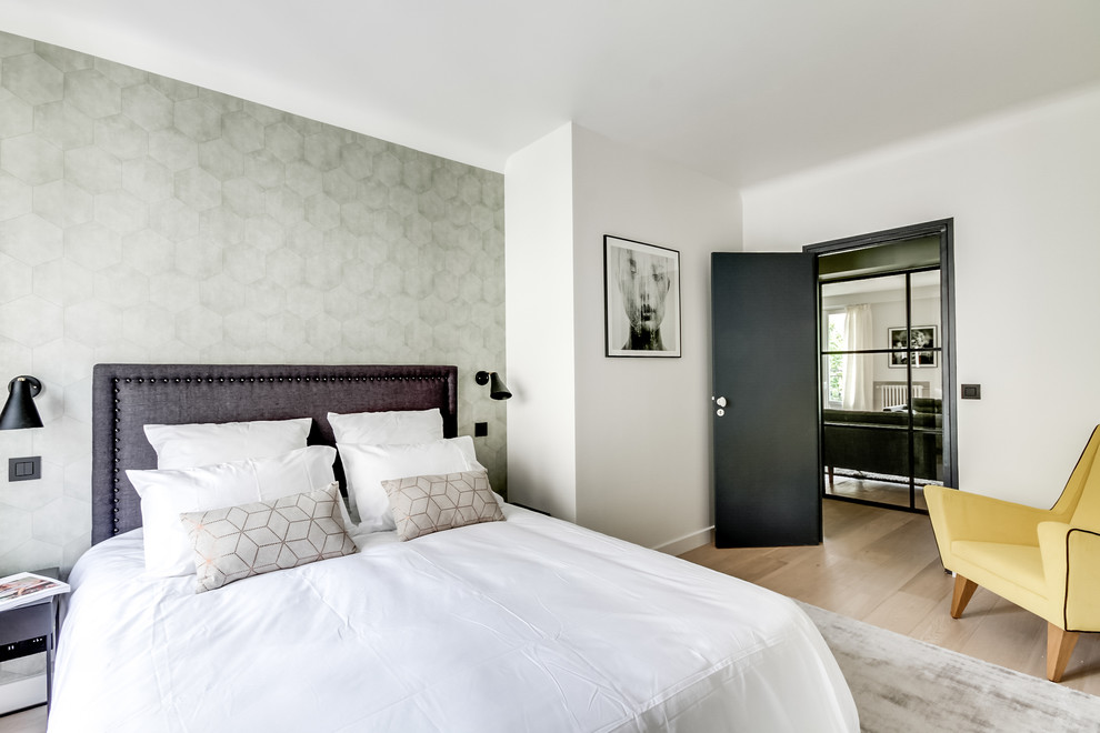 Idee per una camera degli ospiti contemporanea con pareti bianche, parquet chiaro e pavimento beige