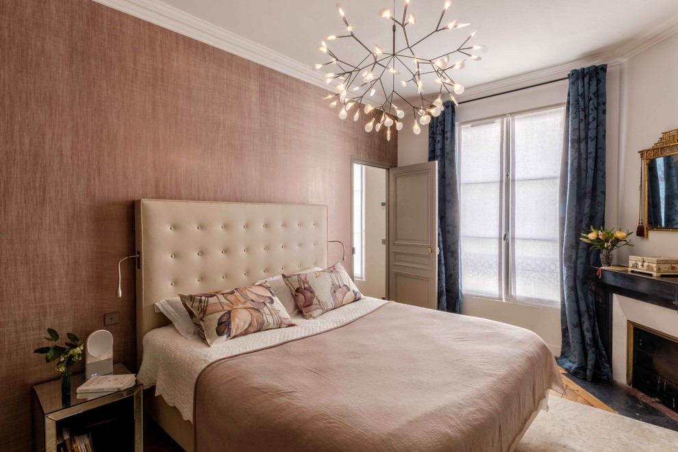 Mittelgroßes Modernes Hauptschlafzimmer mit hellem Holzboden, Eckkamin, Kaminumrandung aus Stein und brauner Wandfarbe in Paris