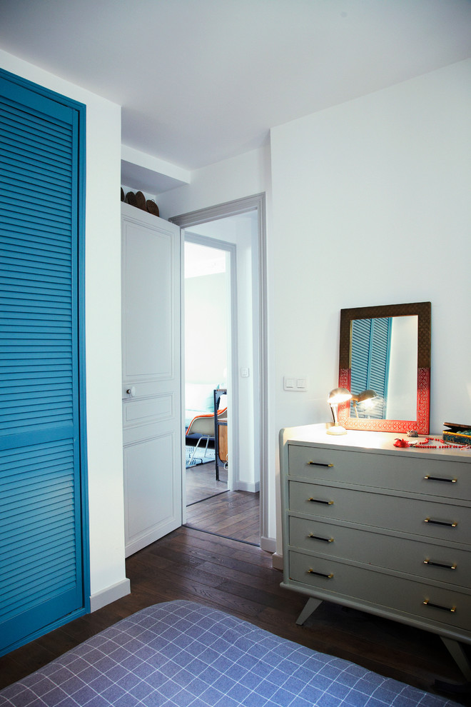 パリにある小さなミッドセンチュリースタイルのおしゃれな主寝室